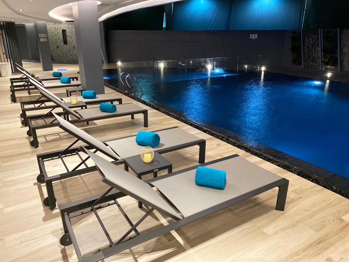 The Oceanic Sportel Phuket - Sha Extra Plus Kültér fotó The pool at the 1018