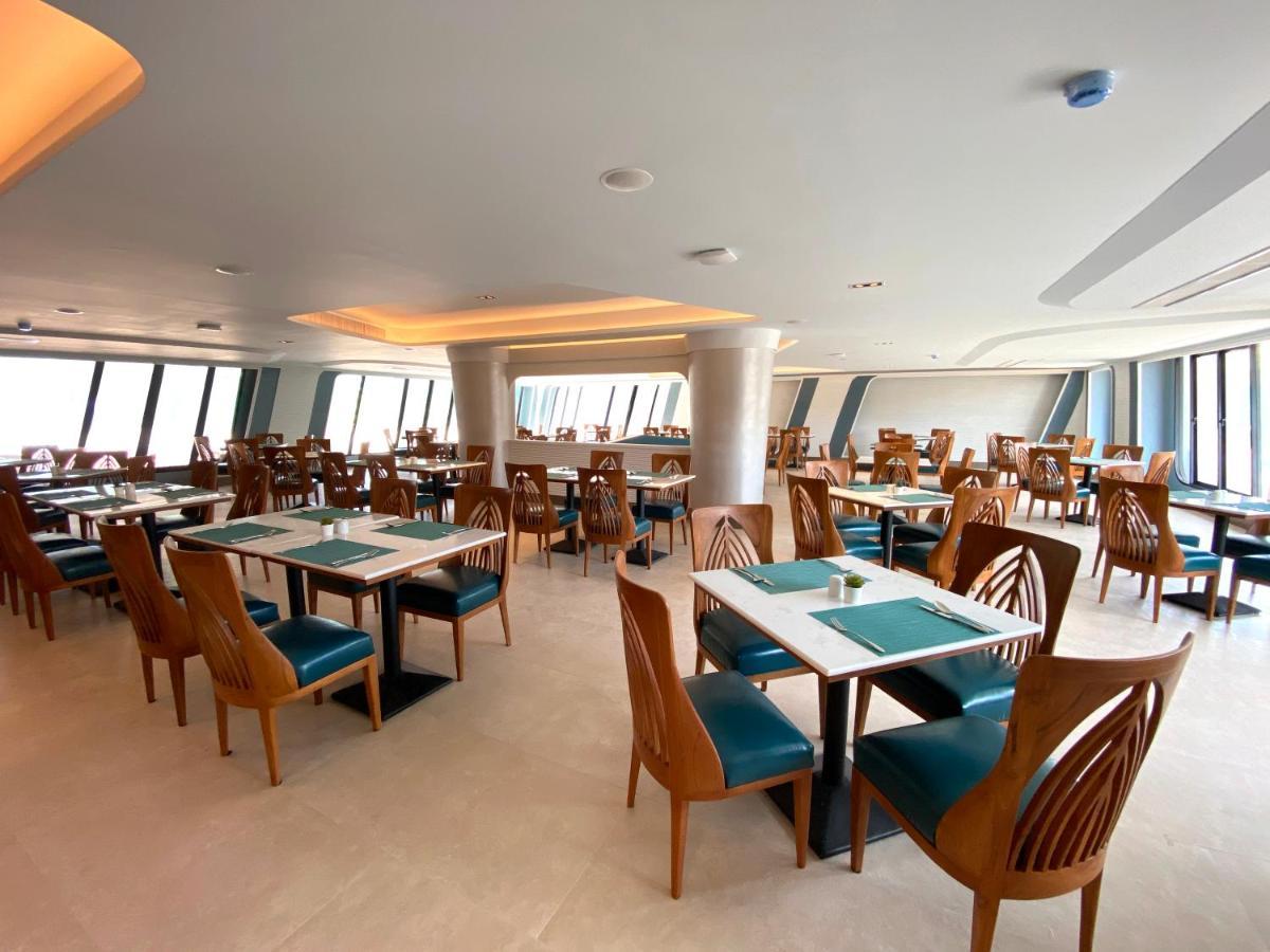 The Oceanic Sportel Phuket - Sha Extra Plus Kültér fotó The restaurant