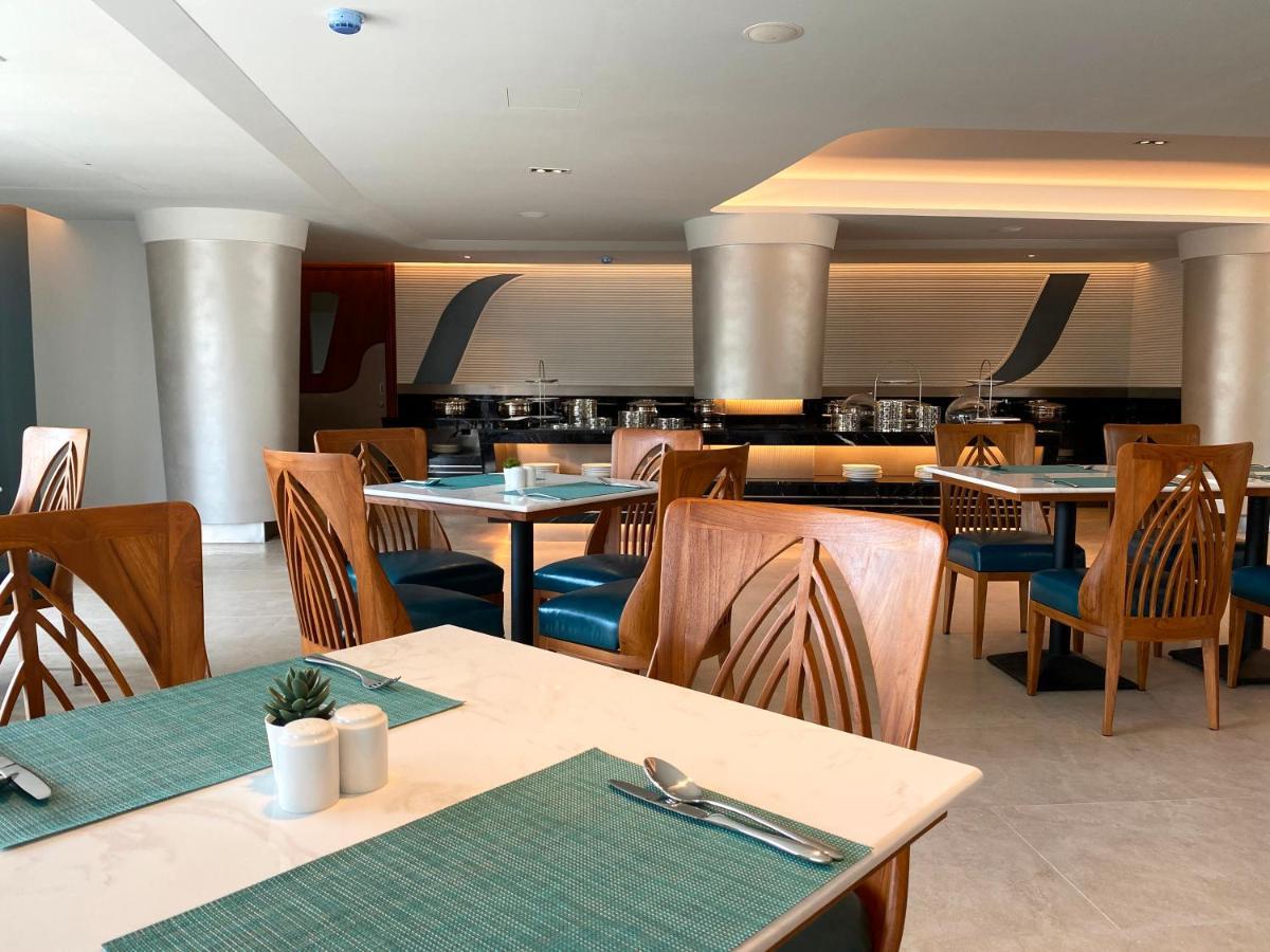 The Oceanic Sportel Phuket - Sha Extra Plus Kültér fotó The restaurant at the hotel