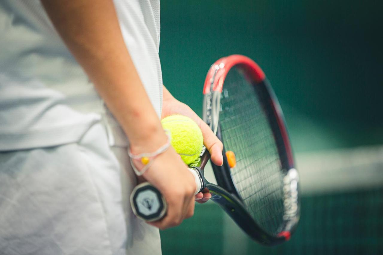 The Oceanic Sportel Phuket - Sha Extra Plus Kültér fotó Tennis player holding a racket