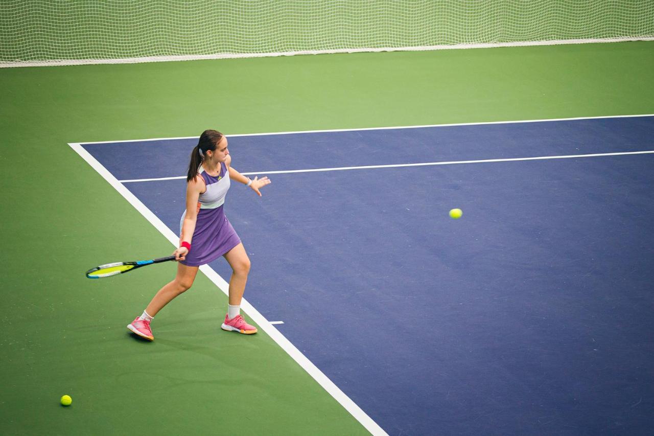 The Oceanic Sportel Phuket - Sha Extra Plus Kültér fotó A player preparing to hit a forehand