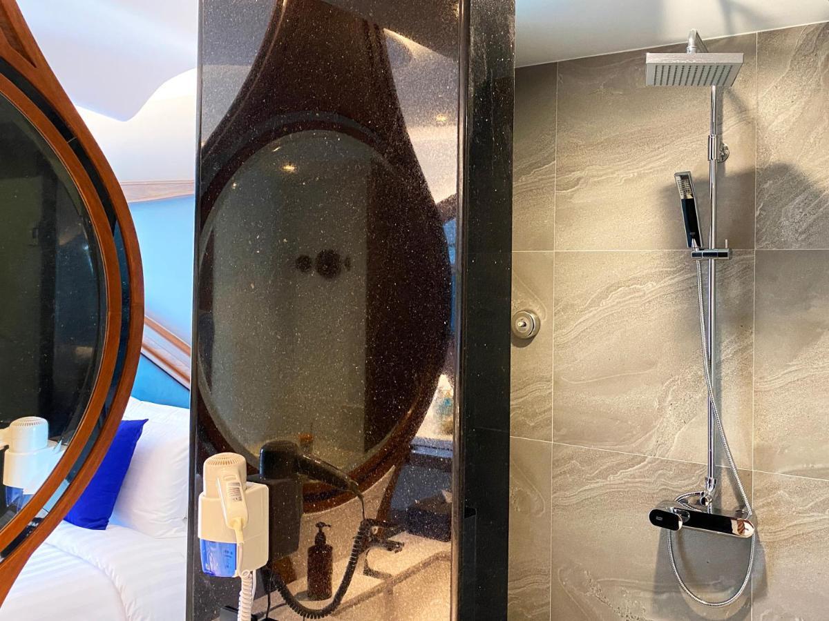 The Oceanic Sportel Phuket - Sha Extra Plus Kültér fotó A shower on a cruise ship