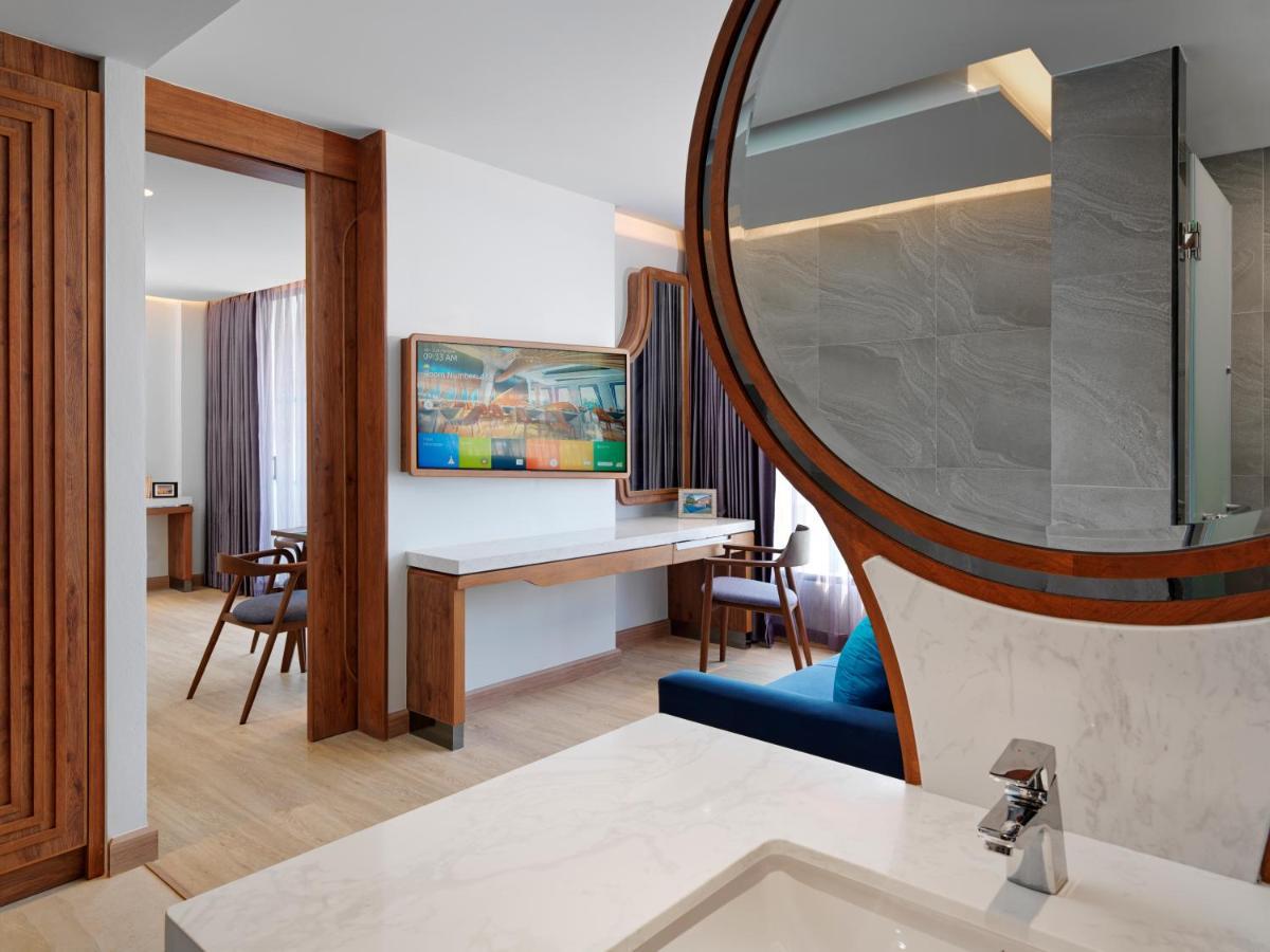 The Oceanic Sportel Phuket - Sha Extra Plus Kültér fotó A bathroom at the hotel