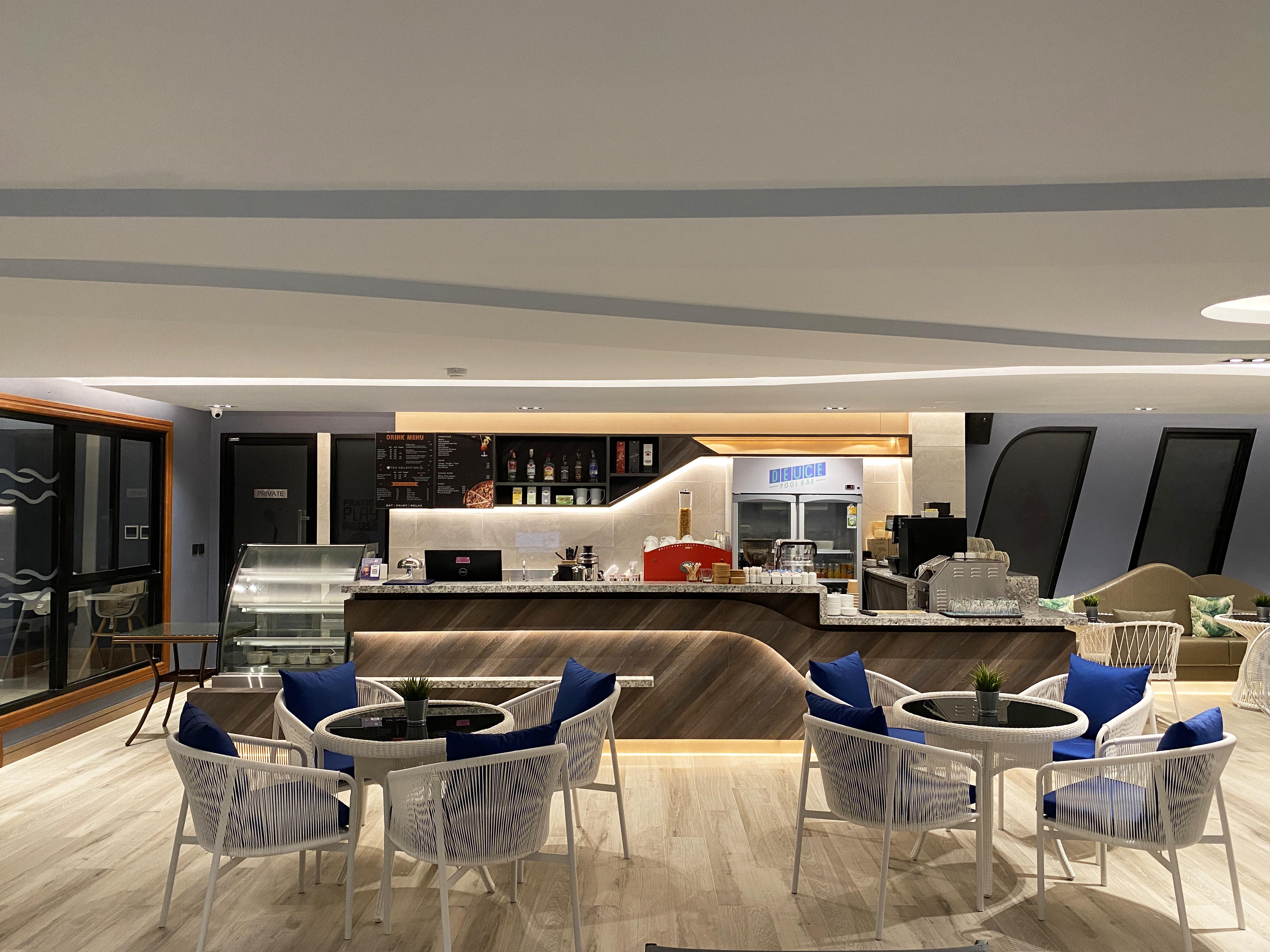 The Oceanic Sportel Phuket - Sha Extra Plus Kültér fotó The lounge at KLIA